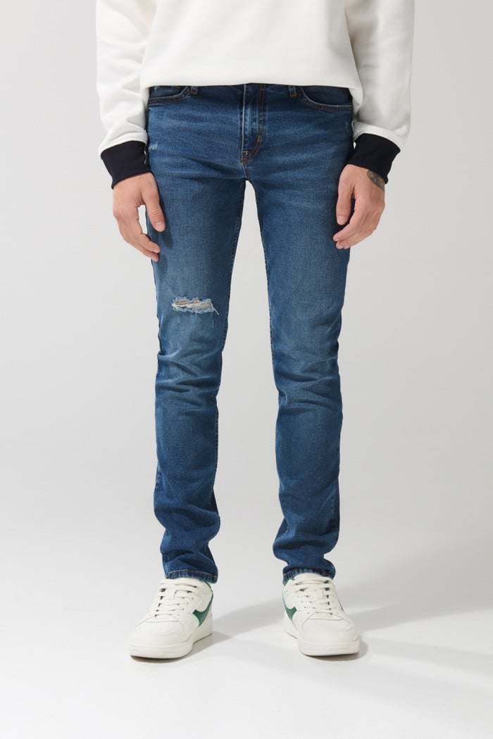 Jean azul oscuro slim tiro bajo con rotos en frente