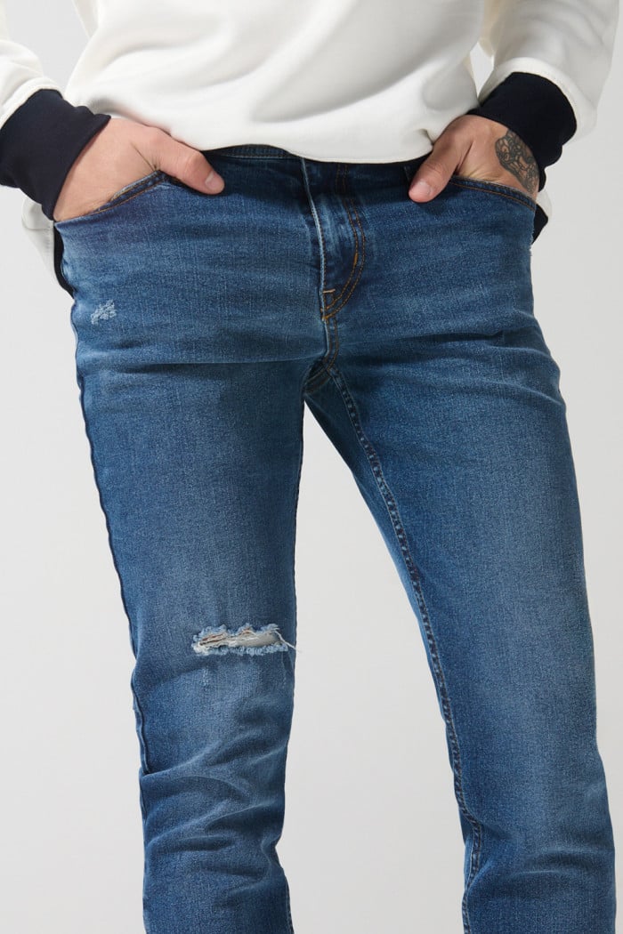 Jean azul oscuro slim tiro bajo con rotos en frente