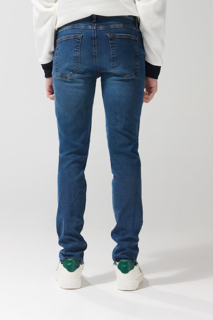 Jean azul oscuro slim tiro bajo con rotos en frente