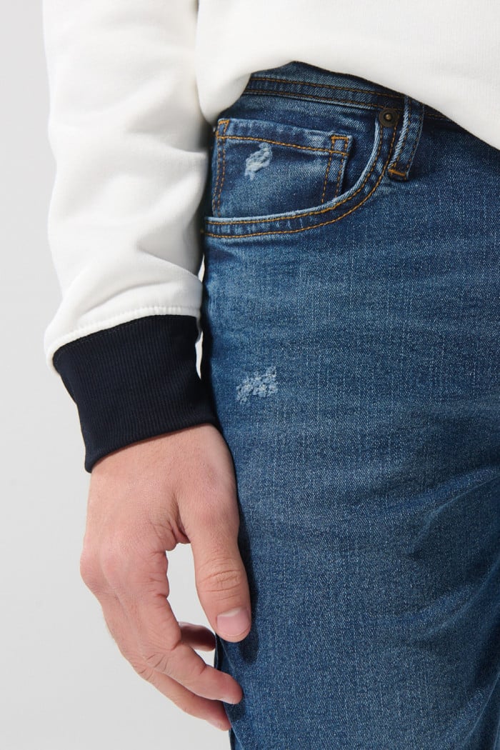 Jean azul oscuro slim tiro bajo con rotos en frente