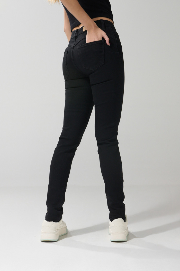 Jean negro push up tiro alto con realce posterior