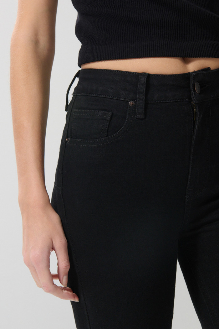 Jean negro push up tiro alto con realce posterior