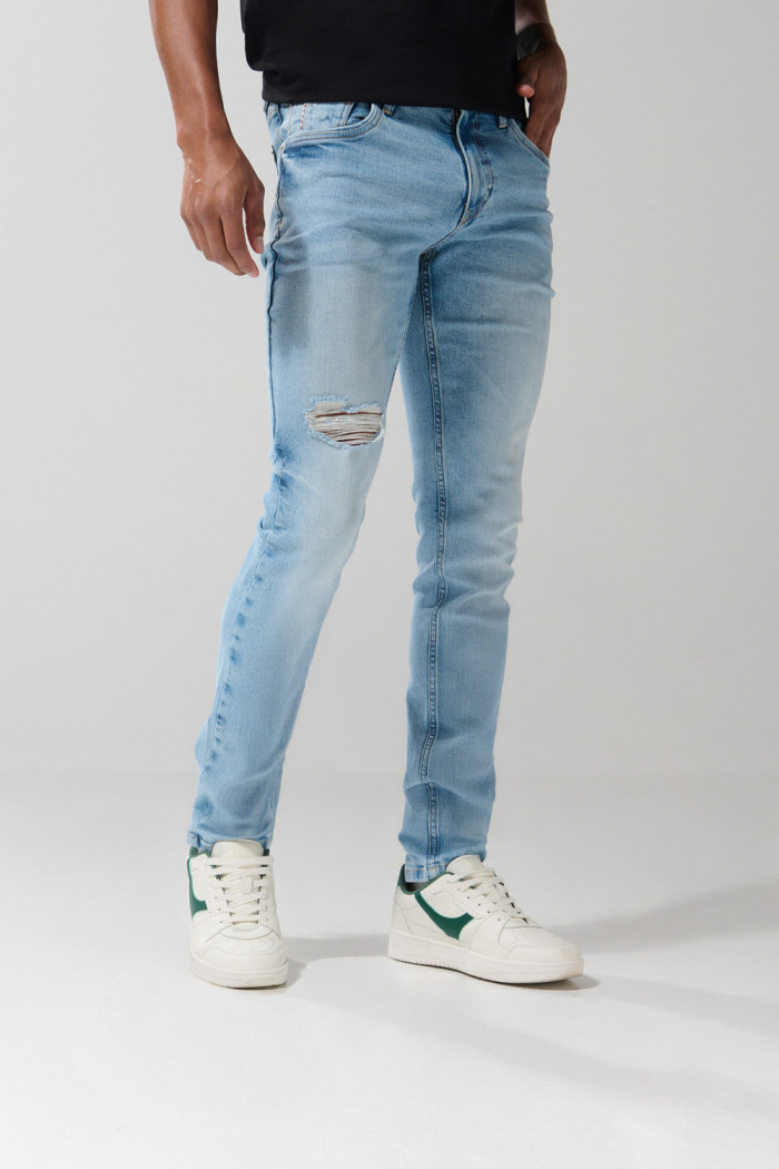 Jean skinny ceñido azul claro con tiro bajo y bolsillos