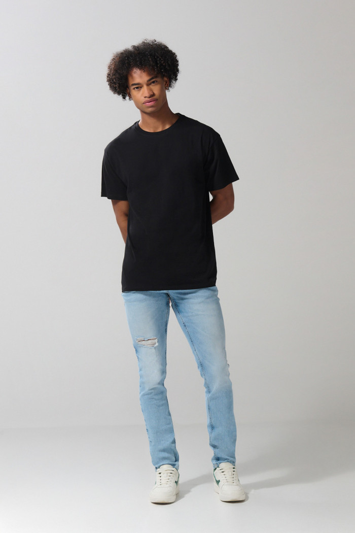 Jean skinny ceñido azul claro con tiro bajo y bolsillos