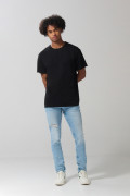 Jean skinny ceñido azul claro con tiro bajo y bolsillos