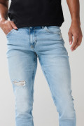 Jean skinny ceñido azul claro con tiro bajo y bolsillos