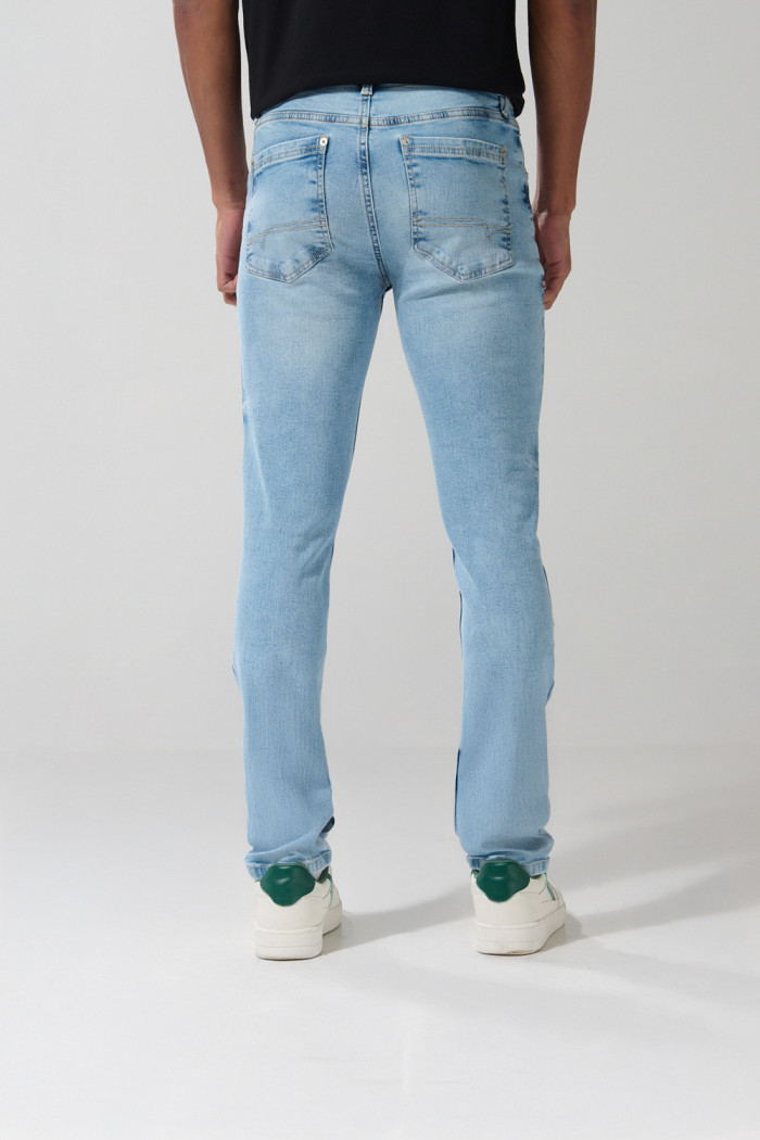 Jean skinny ceñido azul claro con tiro bajo y bolsillos