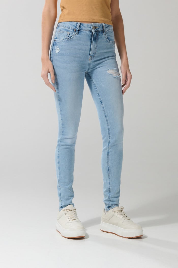 Jean push up azul claro tiro alto con rotos delanteros