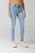 Jean push up azul claro tiro alto con rotos delanteros