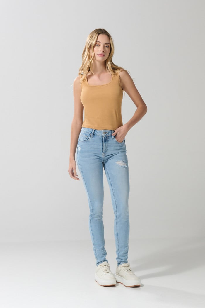Jean push up azul claro tiro alto con rotos delanteros