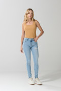 Jean push up azul claro tiro alto con rotos delanteros