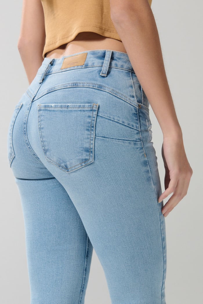 Jean push up azul claro tiro alto con rotos delanteros