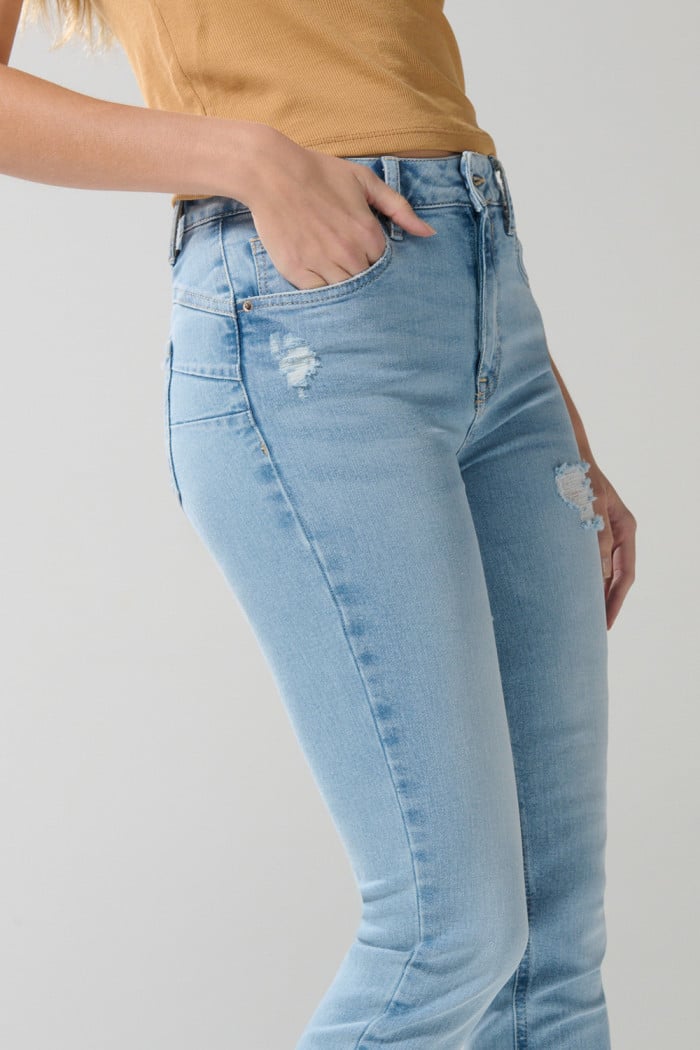 Jean push up azul claro tiro alto con rotos delanteros