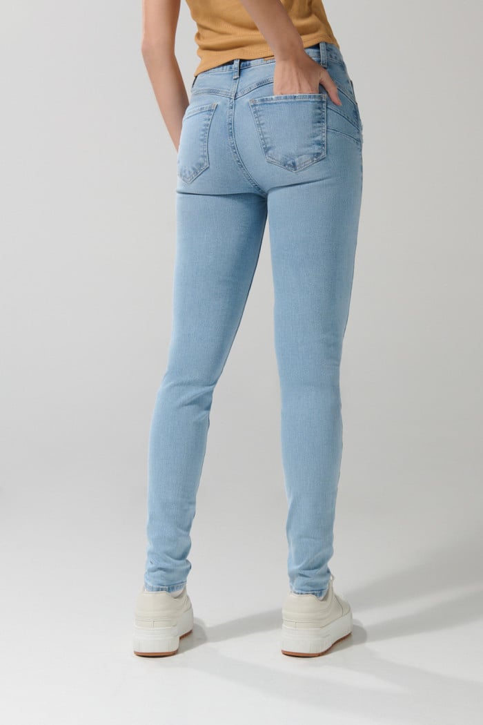 Jean push up azul claro tiro alto con rotos delanteros
