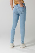 Jean push up azul claro tiro alto con rotos delanteros