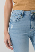 Jean push up azul claro tiro alto con rotos delanteros