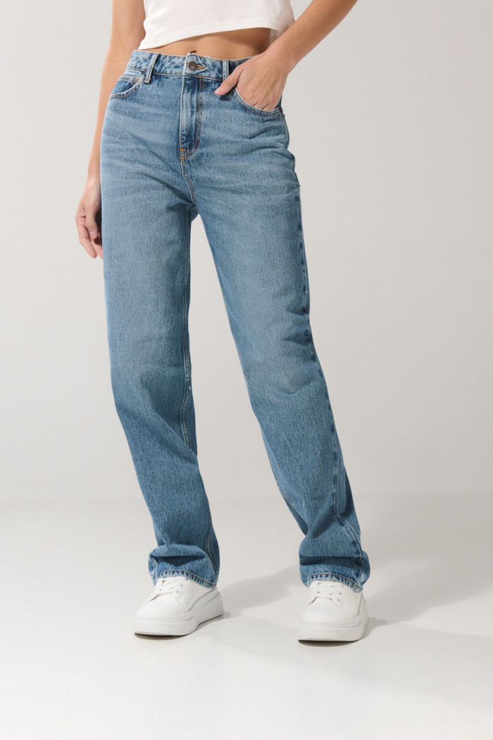 Jean 90´S azul claro con tiro alto, desgastes y bota recta