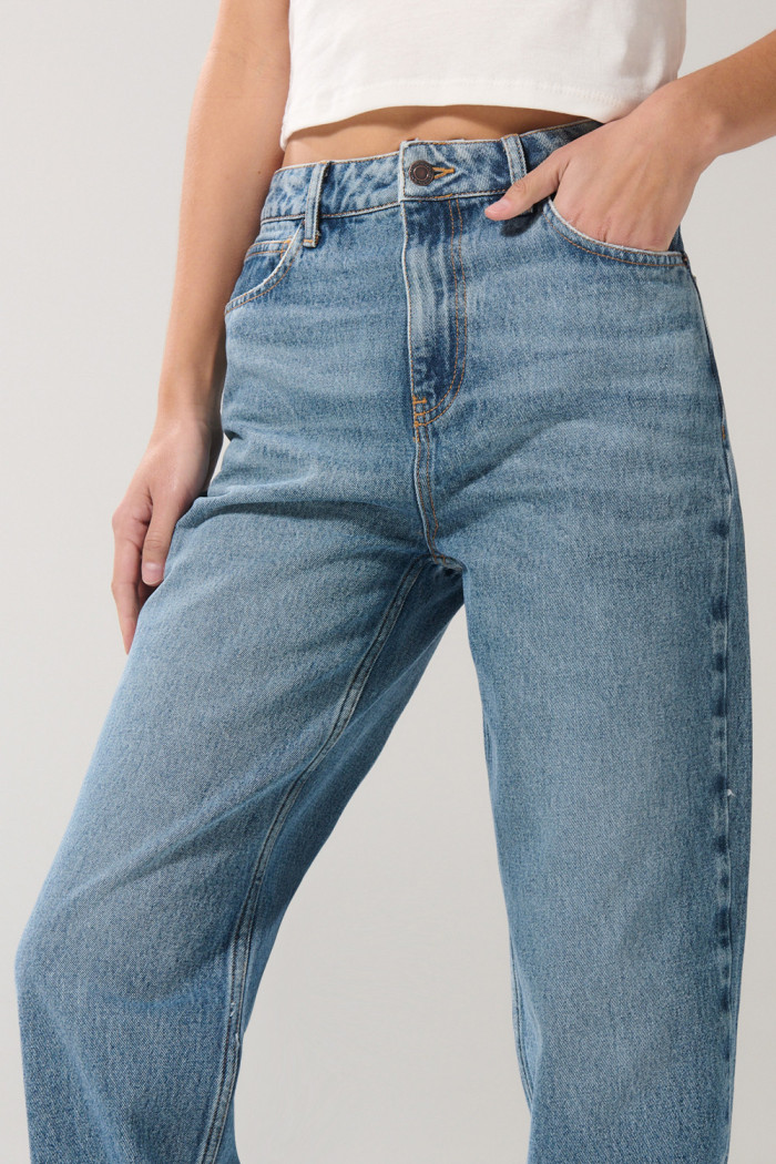 Jean 90´S azul claro con tiro alto, desgastes y bota recta