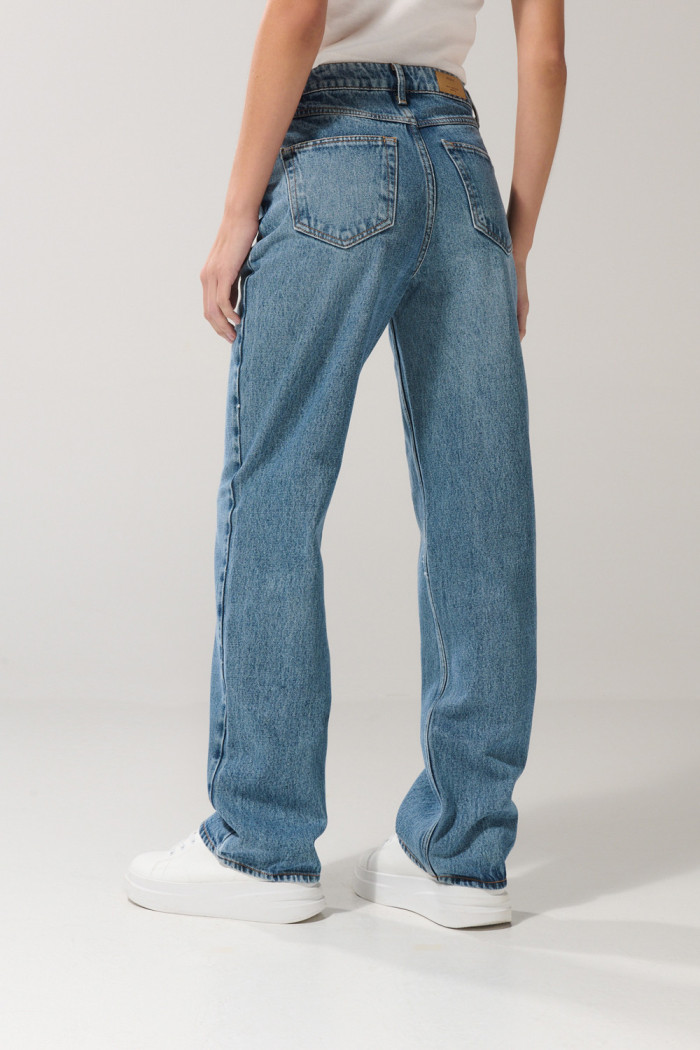 Jean 90´S azul claro con tiro alto, desgastes y bota recta