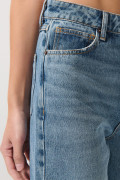 Jean 90´S azul claro con tiro alto, desgastes y bota recta