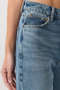 Jean 90´S azul claro con tiro alto, desgastes y bota recta