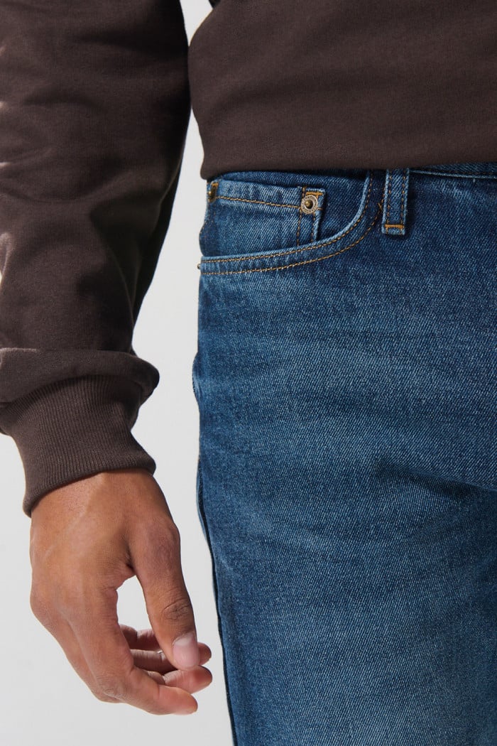 Jean 90´S bota recta azul oscuro con tiro bajo y cremallera