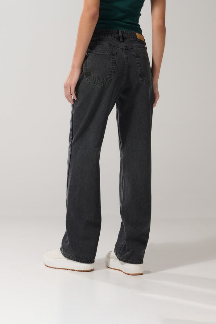 Jean bota recta 90´S gris oscuro con tiro alto