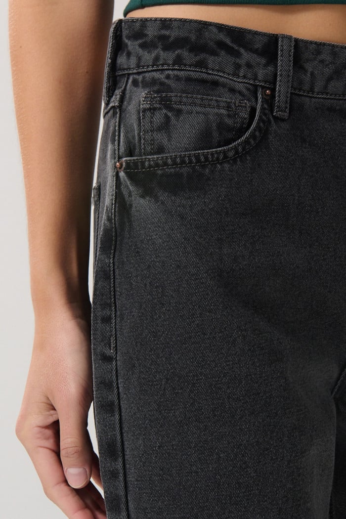 Jean bota recta 90´S gris oscuro con tiro alto