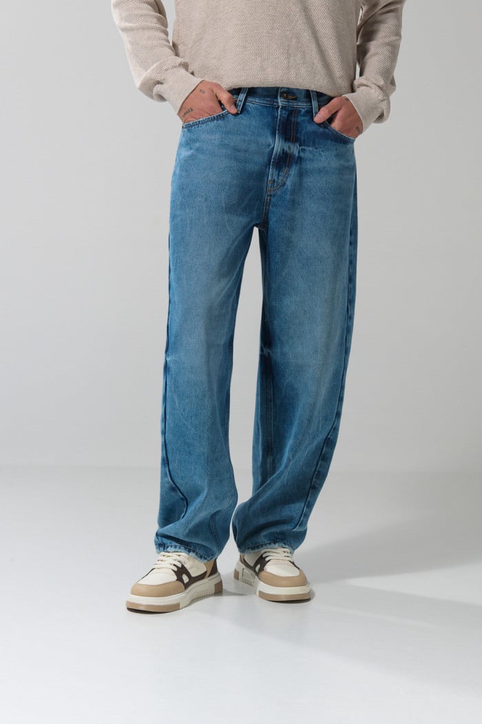 Jean barrel azul claro con bota ancha y tiro medio
