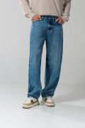 Jean barrel azul claro con bota ancha y tiro medio