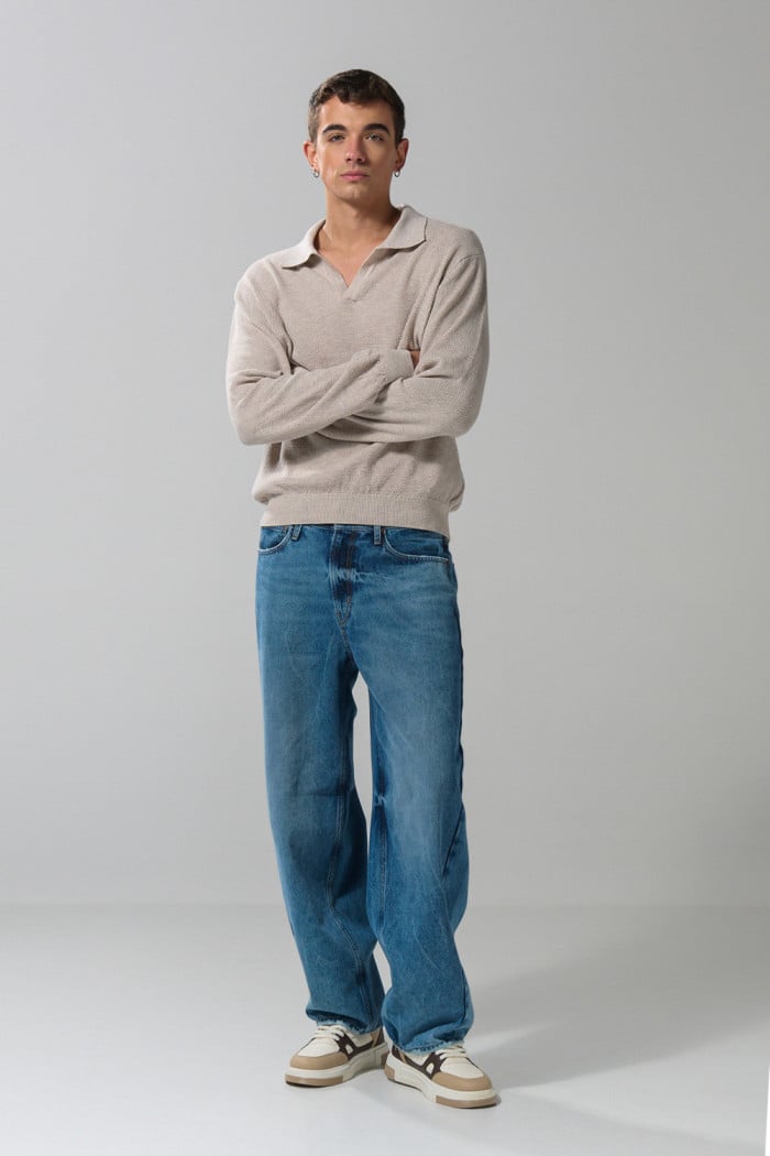 Jean barrel azul claro con bota ancha y tiro medio