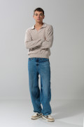 Jean barrel azul claro con bota ancha y tiro medio