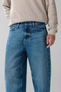 Jean barrel azul claro con bota ancha y tiro medio