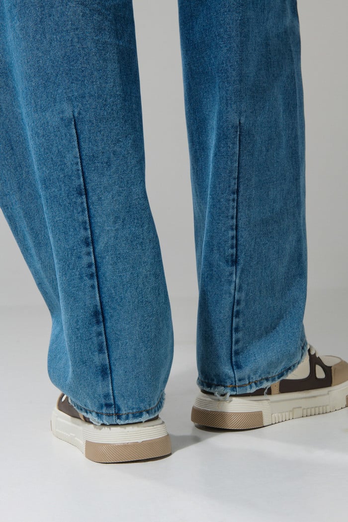 Jean barrel azul claro con bota ancha y tiro medio