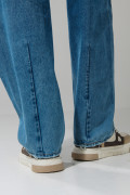 Jean barrel azul claro con bota ancha y tiro medio
