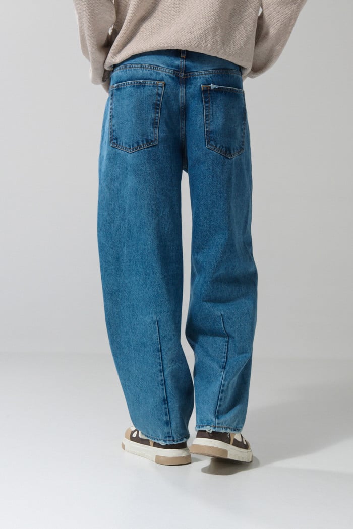 Jean barrel azul claro con bota ancha y tiro medio