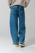 Jean barrel azul claro con bota ancha y tiro medio