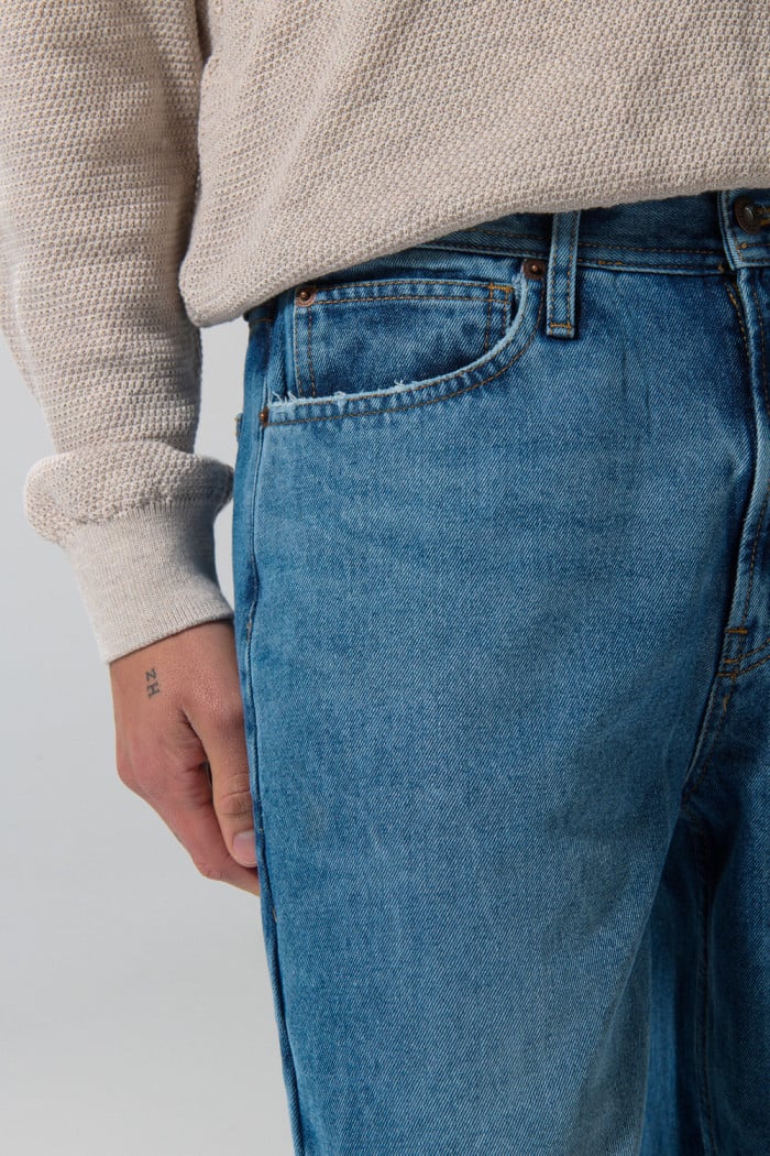 Jean barrel azul claro con bota ancha y tiro medio