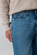 Jean barrel azul claro con bota ancha y tiro medio