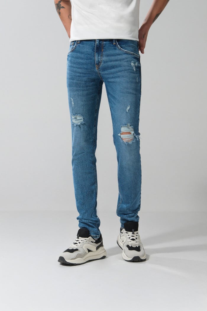 Jean skinny azul claro ajustado con rotos y tiro bajo