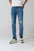 Jean skinny azul claro ajustado con rotos y tiro bajo