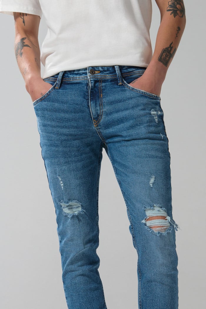 Jean skinny azul claro ajustado con rotos y tiro bajo