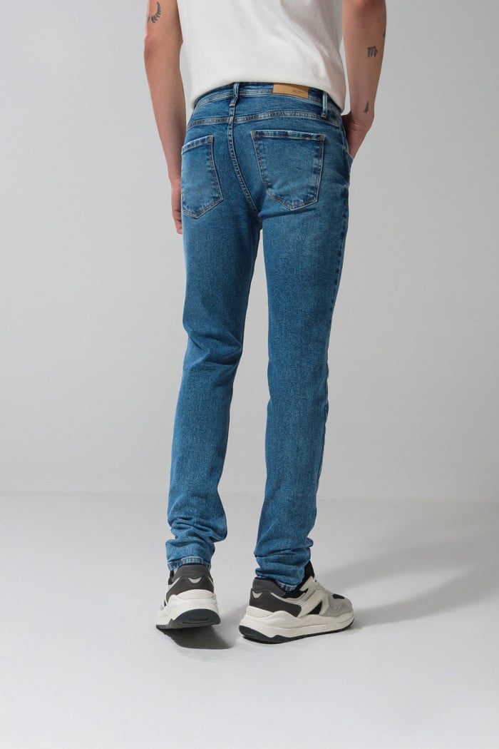 Jean skinny azul claro ajustado con rotos y tiro bajo