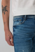 Jean skinny azul claro ajustado con rotos y tiro bajo