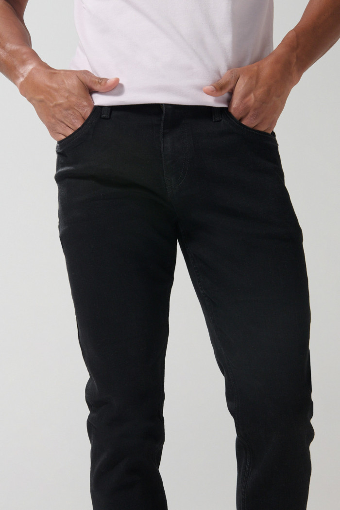 Jean negro tipo skinny ceñido con tiro bajo y cremallera