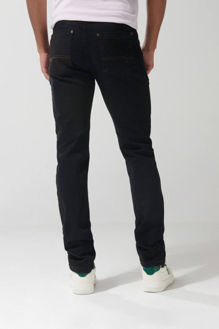 Jean negro tipo skinny ceñido con tiro bajo y cremallera