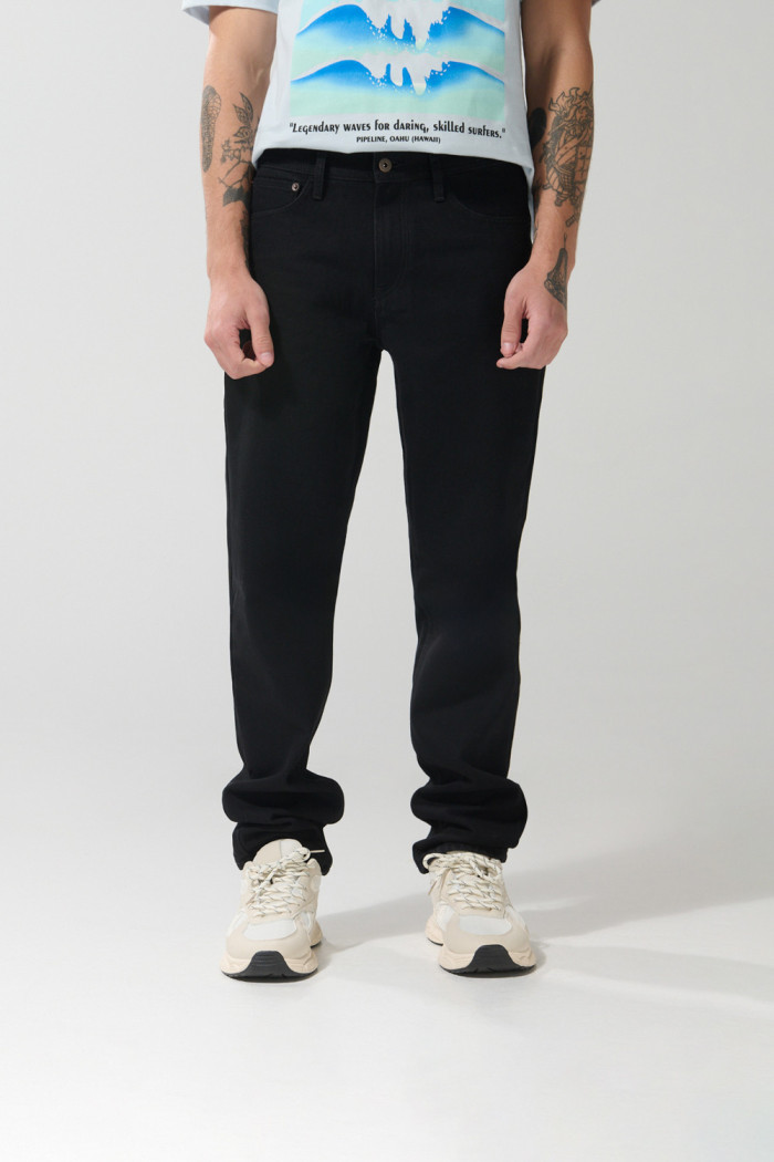 Jean negro tipo 90´S con bolsillos, tiro bajo y bota recta