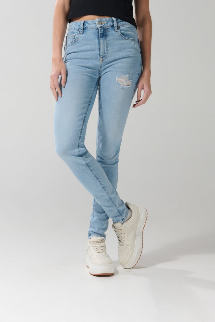 Jean push up azul claro con rotos, tiro alto y realce