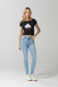 Jean push up azul claro con rotos, tiro alto y realce