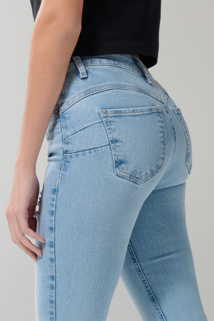 Jean push up azul claro con rotos, tiro alto y realce